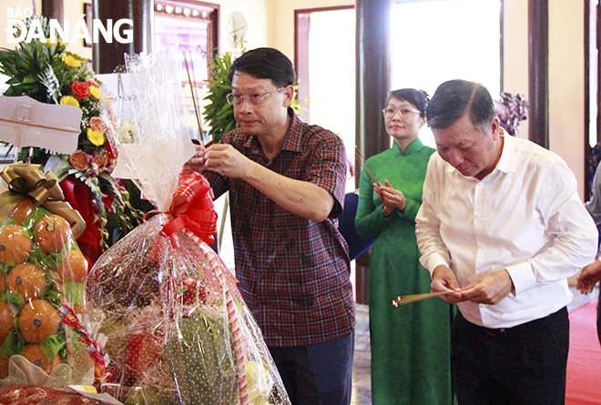 Municipal Fatherland Front Committee Chairman Ngo Xuan Thang (left) and Head of the municipal Party Committee's Mass Mobilisation Board Le Van Trung (right) offering incense in memory of mandarin Thoai Ngoc Hau on his 194th death anniversary