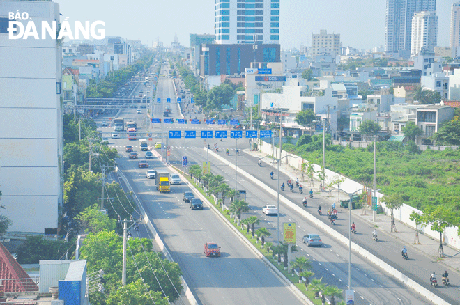 Hạ tầng giao thông thành phố ngày càng được đầu tư nâng cấp đồng bộ và hiện đại. Ảnh: T.L