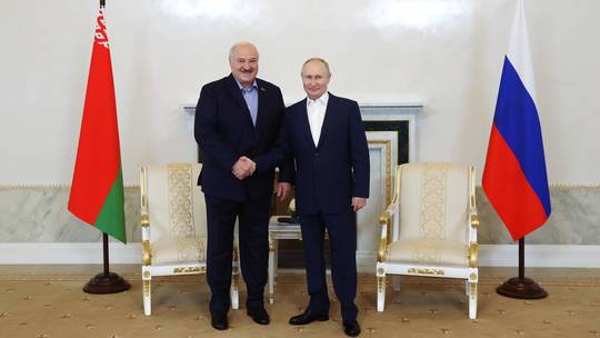 Tổng thống Nga Vladimir Putin (bên phải) gặp người đồng cấp Belarus Alexander Lukashenko tại St. Petersburg (Nga) ngày 23-7. Ảnh: AFP