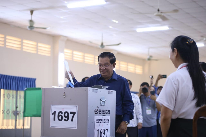 Chủ tịch Đảng Nhân dân Campuchia, Thủ tướng Samdech Techo Hun Sen và Phu nhân bầu cử tại thành phố Ta Khmao, tỉnh Kandal. Ảnh: freshnewsasia 