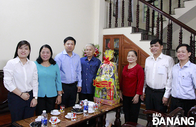 Deputy Secretary of the Da Nang Party Committee Luong Nguyen Minh Triet (3rd, left) visits the family of Hero of the People's Armed Forces Tran Ngoc Anh (middle). Photo: X.D