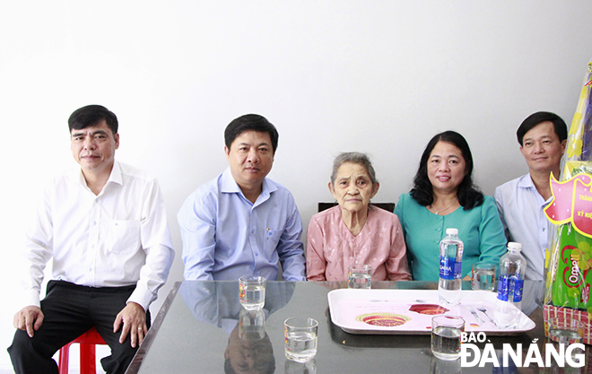 Deputy Secretary of the Da Nang Party Committee Luong Nguyen Minh Triet (2nd, left) visits the family of Heroic Vietnamese  Mother Do Thi Nha (middle). Photo: X.D