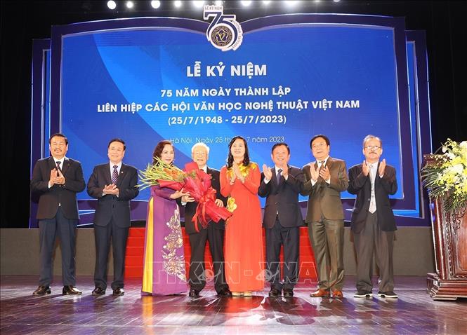 Liên hiệp các Hội Văn học nghệ thuật Việt Nam trao Kỷ niệm chương 