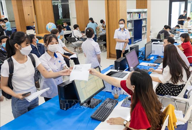 Thí sinh đến nhập học tại trường Đại học Công nghiệp Thực phẩm TP Hồ Chí Minh. Ảnh tư liệu: Thu Hoài/TTXVN