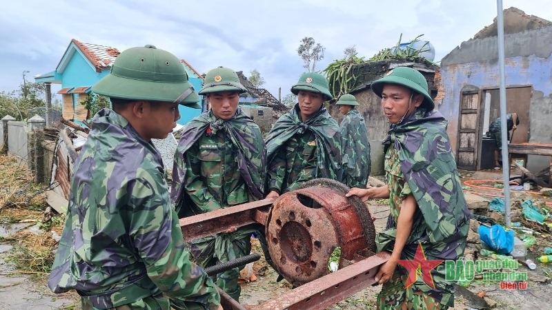  Cán bộ, chiến sĩ Bộ Chỉ huy quân sự tỉnh Thừa Thiên Huế giúp dân khắc phục hậu quả bão (năm 2022). Ảnh minh họa: qdnd.vn