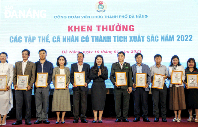 Chủ tịch Công đoàn Viên chức thành phố Nguyễn Thị Dung (thứ 6, bên phải sang) khen thưởng cho các tập thể, cá nhân xuất sắc trong các phong trào năm 2022. Ảnh: X.H