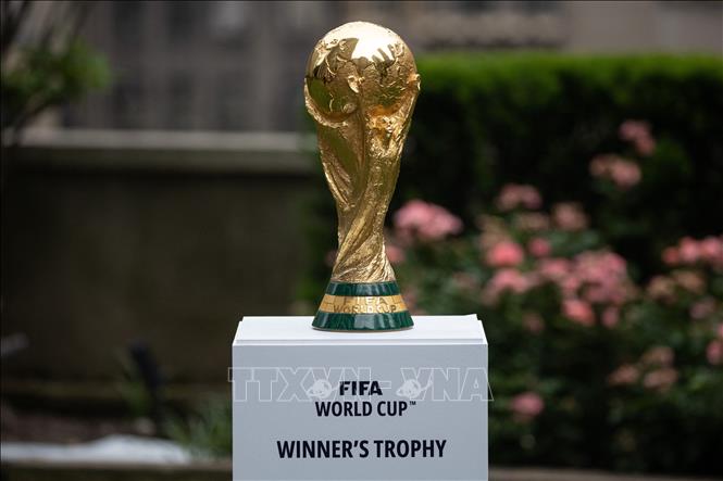 Cúp vàng World Cup được giới thiệu tại một sự kiện liên quan tới World Cup 2026 ở New York, Mỹ ngày 16-6-2022. Ảnh tư liệu: AFP/TTXVN