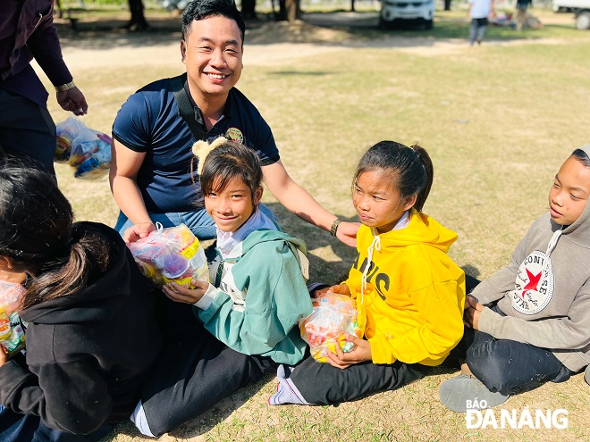 Nguyen Quoc Huy gives gifts to disadvantaged children during a charity event in Laos.