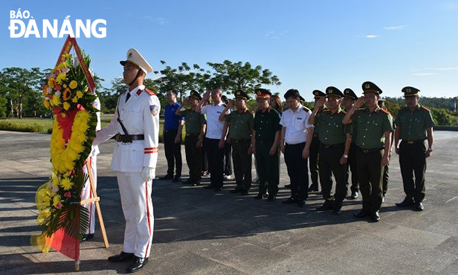 Đoàn dâng hoa, dâng hương Tượng đài Mẹ Việt Nam anh hùng tại xã Tam Phú, thành phố Tam Kỳ, tỉnh Quảng Nam