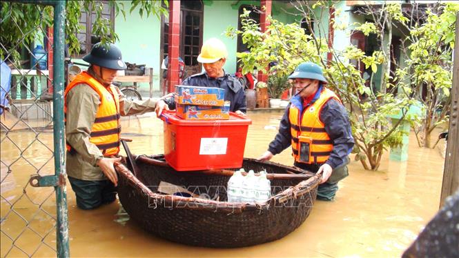 Đoàn cứu trợ của Trung ương Hội Chữ thập đỏ Việt Nam chuyển hàng cứu trợ tới người dân ở xã Hàm Ninh, huyện Quảng Ninh, Quảng Bình, ngày 21-10-2020. Ảnh tư liệu: TTXVN