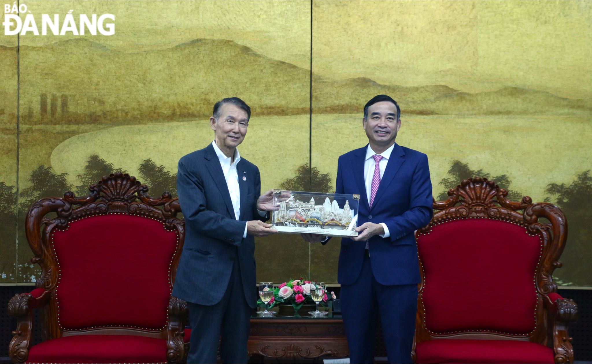 Chairman of the Da Nang People's Committee Le Trung Chinh (right) presenting a souvenir to the Governor of Japan's Wakayama Prefecture Kishimoto Shuhei. Photo: T.PHUONG