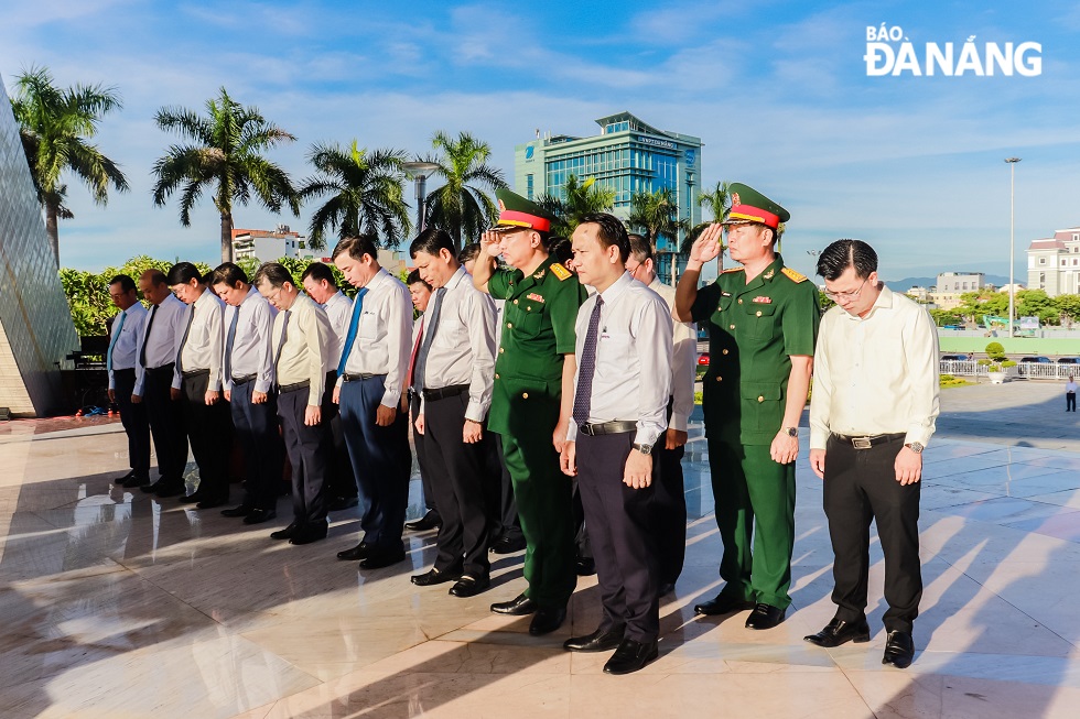 Leaders of Da Nang lay wreaths and offer incense to commemorate heroes and martyrs at the Peace Monument located on September 2 Street