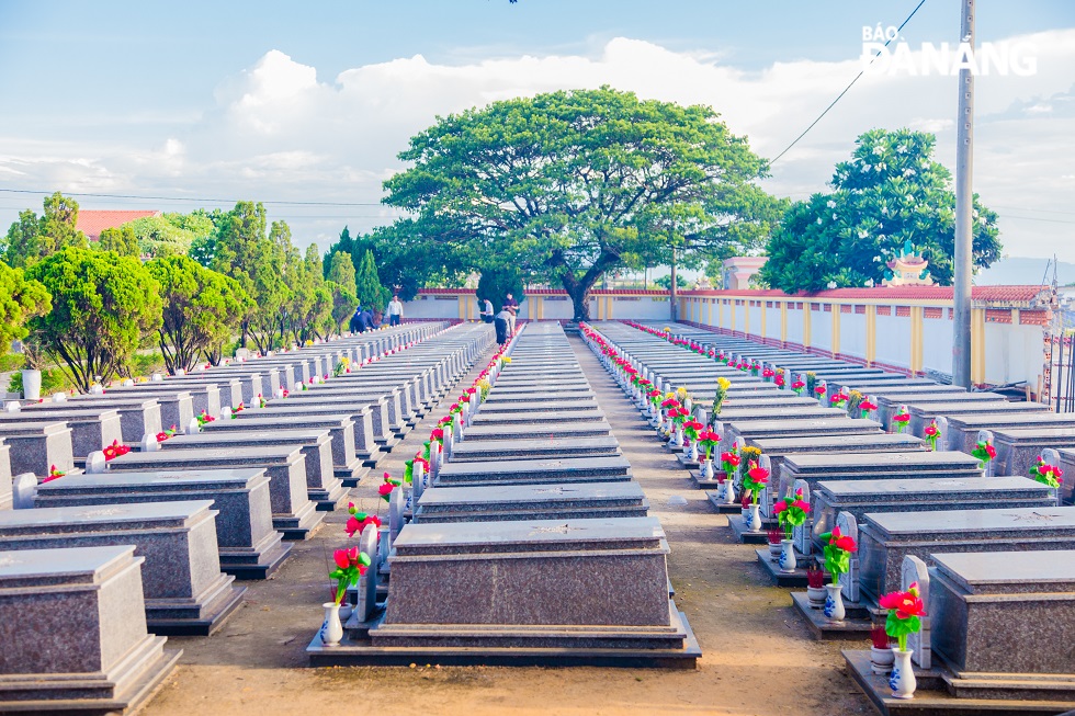 The ‘Flower offerings for martyrs’ programme was simultaneously implemented by the municipal Youth Union at 8 martyrs’ cemeteries across the city, including the municipal-level Martyrs’ Cemetery, and martyrs’ cemeteries in wards of Hoa Tho Dong, Hoa Khanh Nam, Hoa Minh, Hoa Hai and Hoa Quy; and the communes of Hoa Phong and Hoa Phuoc.