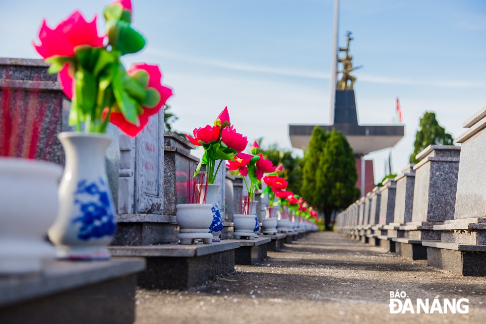 Over 5,000 new vases of plastic lotus flowers are placed on graves at martyrs' graves in a bid to express their deep gratitude to fallen heroes for their sacrifices for the country's independence, demonstrating the national tradition of “when drinking water, remember its source”