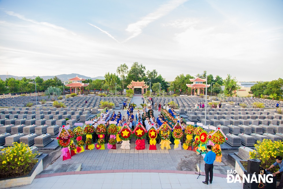 On July 26, the Hoa Khuong Commune Martyrs' Cemetery welcomed a large number of visitors to burn incense.