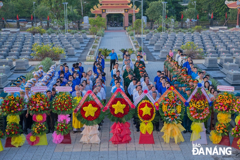 The incense offering ceremony took place at the Hoa Khuong Martyrs' Cemetery in the afternoon of July 26 in a dignified and emotional way.