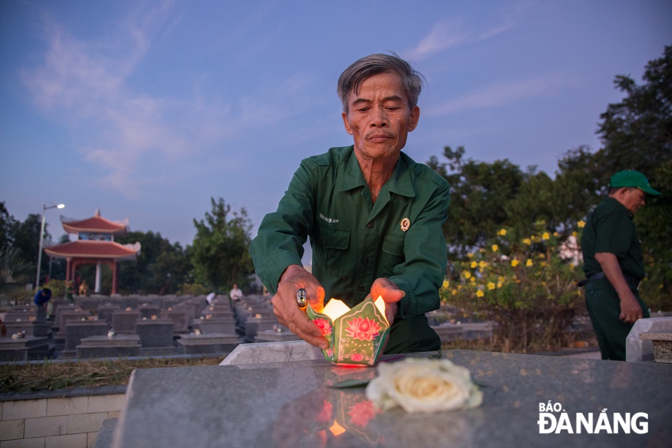 Relatives and comrades from many places also returned to burn incense and light candles in memory of heroic martyrs.