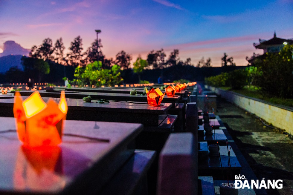 Each candle-lit lantern placed on the graves of heroes and martyrs demonstrates the national tradition of “when drinking water, remember its source”.