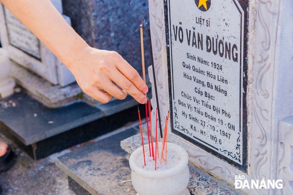 Incense offering aims to express deep gratitude to fallen heroes for their great sacrifices for the reunification of the country