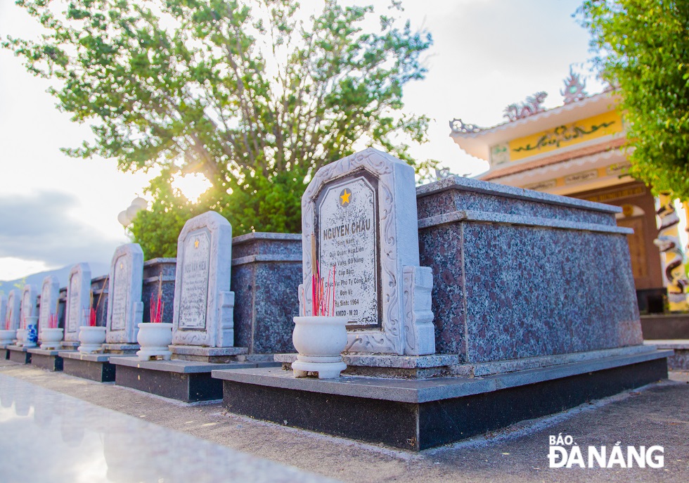 On the occasion, at the Hoa Lien Commune Martyrs' Cemetery, the graves of martyrs are cleaned by Youth Union members and young people.