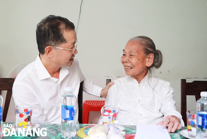 A gracious visit from Da Nang Party Committee Secretary Nguyen Van Quang (left) to Vietnamese Heroic Mother Tran Thi Le who lives in Hoa Cuong Bac Ward, Hai Chau District. Photo: X.DUNG