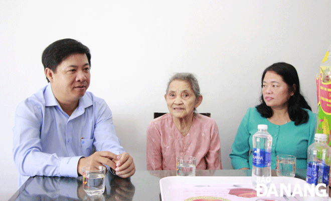 Deputy Secretary of the municipal Party Committee and Chairman of the municipal People’s Council Luong Nguyen Minh Triet (left) visiting the family of Heroic Vietnamese Mother Do Thi Nha (middle) who lives in An Hai Bac Ward, Son Tra District. Photo: X.D