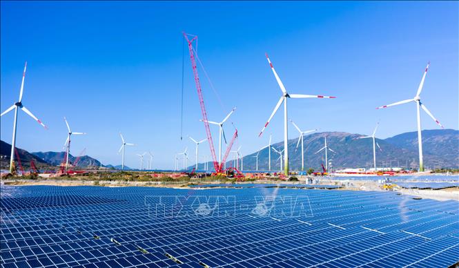Tổ hợp điện năng lượng tái tạo của Tập đoàn Trung Nam đầu tư tại huyện Thuận Bắc (Ninh Thuận). Ảnh: Công Thử/TTXVN