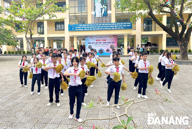 Cơ sở vật chất, nguồn nhân lực liên tục được quan tâm đầu tư gắn với phát triển đa dạng loại hình đào tạo làm nền tảng phát triển mạnh mẽ đối với sự nghiệp giáo dục - đào tạo ở thành phố. Trong ảnh: Một tiết mục văn nghệ tại Hội trại 26-3-2023 ở Trường THCS Lê Lợi, quận Ngũ Hành Sơn. Ảnh: GIA PHÚC