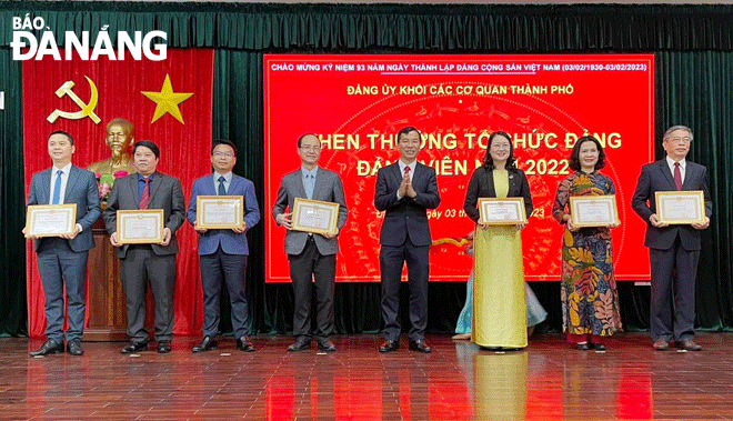 Bí thư Đảng ủy khối Các cơ quan thành phố Nguyễn Hữu Lợi (thứ 4, bên phải sang) khen thưởng các tổ chức Đảng trực thuộc hoàn thành xuất sắc nhiệm vụ năm 2022. Ảnh: PV