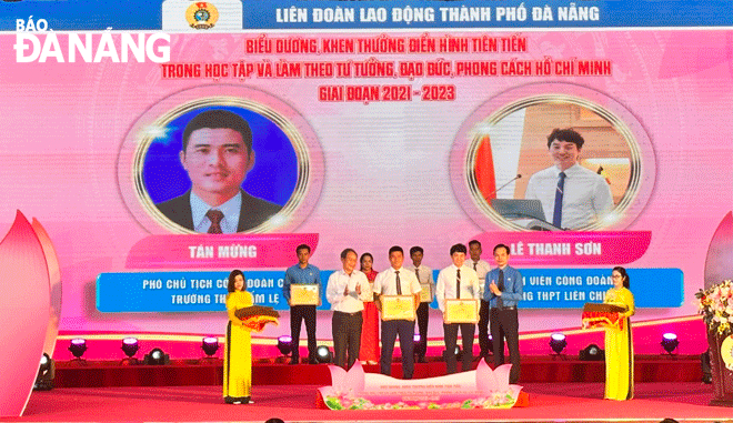 Thầy Lê Thanh Sơn (thứ 2, bên phải sang, hàng đầu) nhận khen thưởng tại hội nghị biểu dương, khen thưởng các tập thể, cá nhân điển hình tiên tiến trong học tập và làm theo tư tưởng, đạo đức, phong cách Hồ Chí Minh giai đoạn 2021 - 2023. Ảnh: H.L