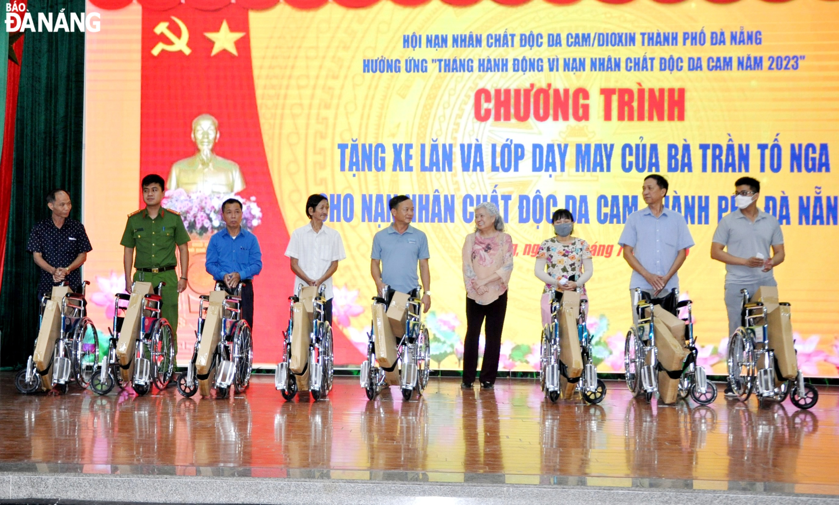 Wheelchairs are given to representatives of AO victims in the city. Photo: LE HUNG