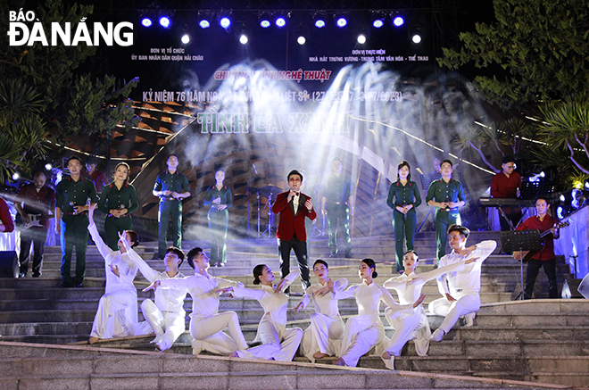 Artists and actors from the Trung Vuong Theater performed the song called 'Vet Chan Tron Tren Cat' at the programme. Photo: X.D