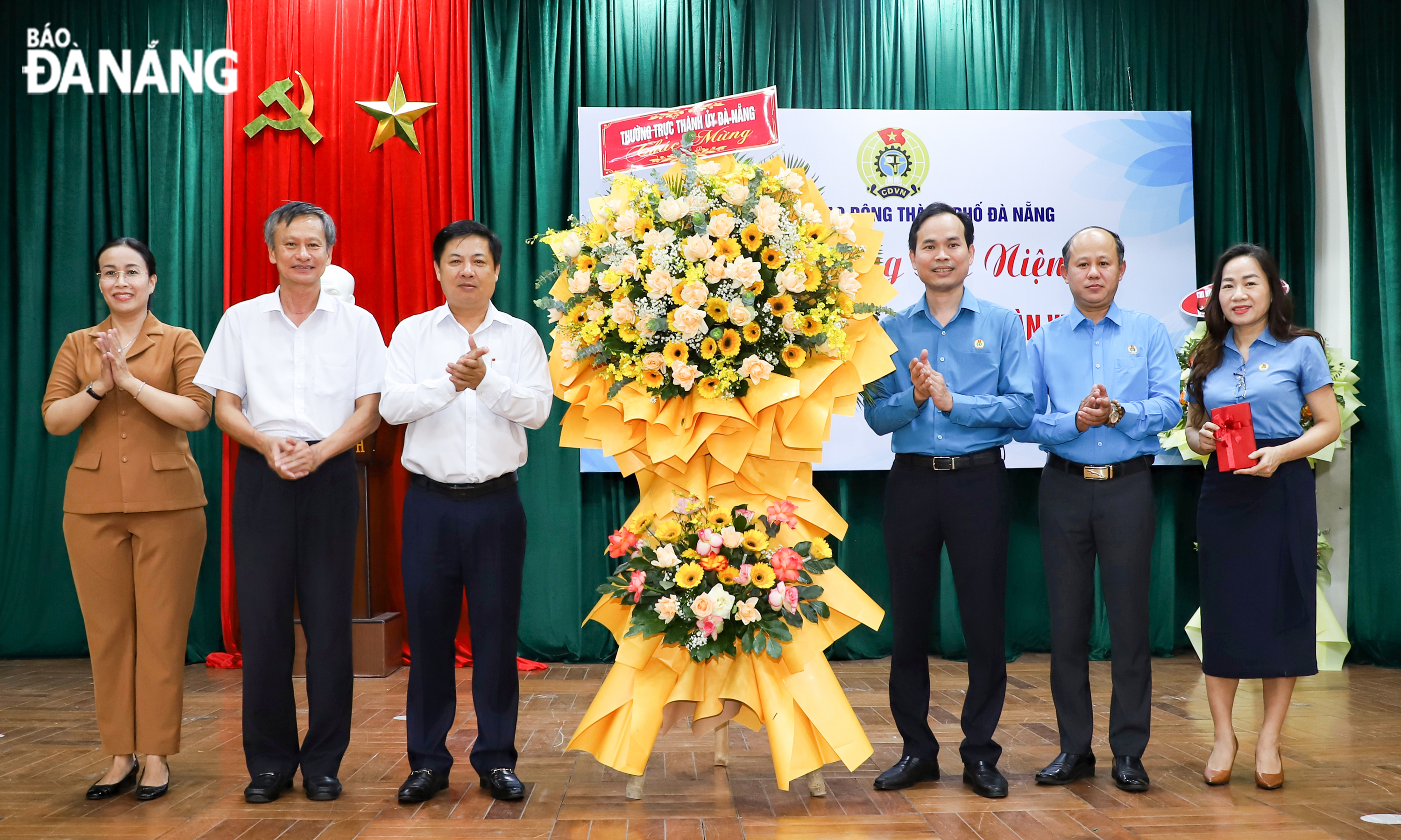 Phó Bí thư Thường trực Thành ủy Lương Nguyễn Minh Triết (thứ 3, từ trái sang) tặng hoa chúc mừng lãnh đạo Liên đoàn Lao động thành phố nhân 94 năm Ngày thành lập Công đoàn Việt Nam. Ảnh: NGỌC PHÚ