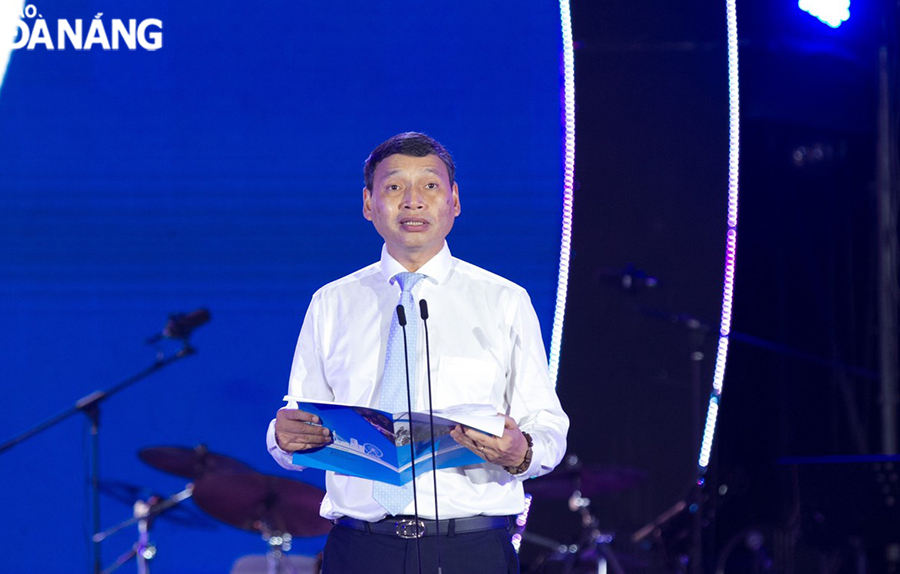 Municipal People's Committee Vice Chairman Ho Ky Minh speaking at the opening ceremony of the festival