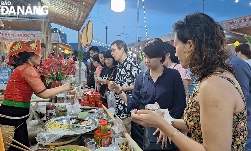 Visitors are enjoying food at the Vietnamese - international cuisine space. Photo: THU HA