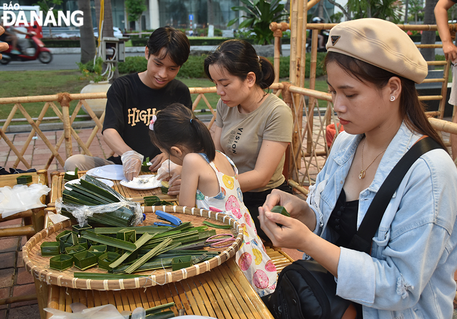 A space to experience making ‘banh it’ (sticky rice cake) and ‘banh xu xe’ (glutinous coconut cakes with mung-bean paste) attracts young people. Photo: THU HA