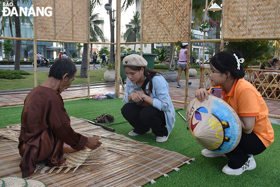 A corner of the bamboo and rattan craft village is recreated at the festival. Photo: THU HA