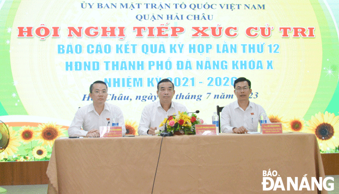 Chủ tịch UBND thành phố Lê Trung Chinh (giữa) chủ trì buổi tiếp xúc cử tri vào ngày 28-7. Ảnh: TRỌNG HÙNG