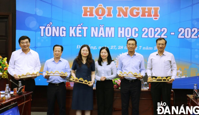 Đại diện thành phố Đà Nẵng tặng quà lưu niệm cho đại diện các thành phố tham gia hội nghị. Ảnh: NGỌC HÀ