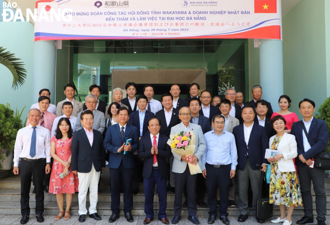 The delegation from Wakayama and Japanese businesses and representatives from the University of Da Nang pose for souvenir photos. Photo: NGOC HA