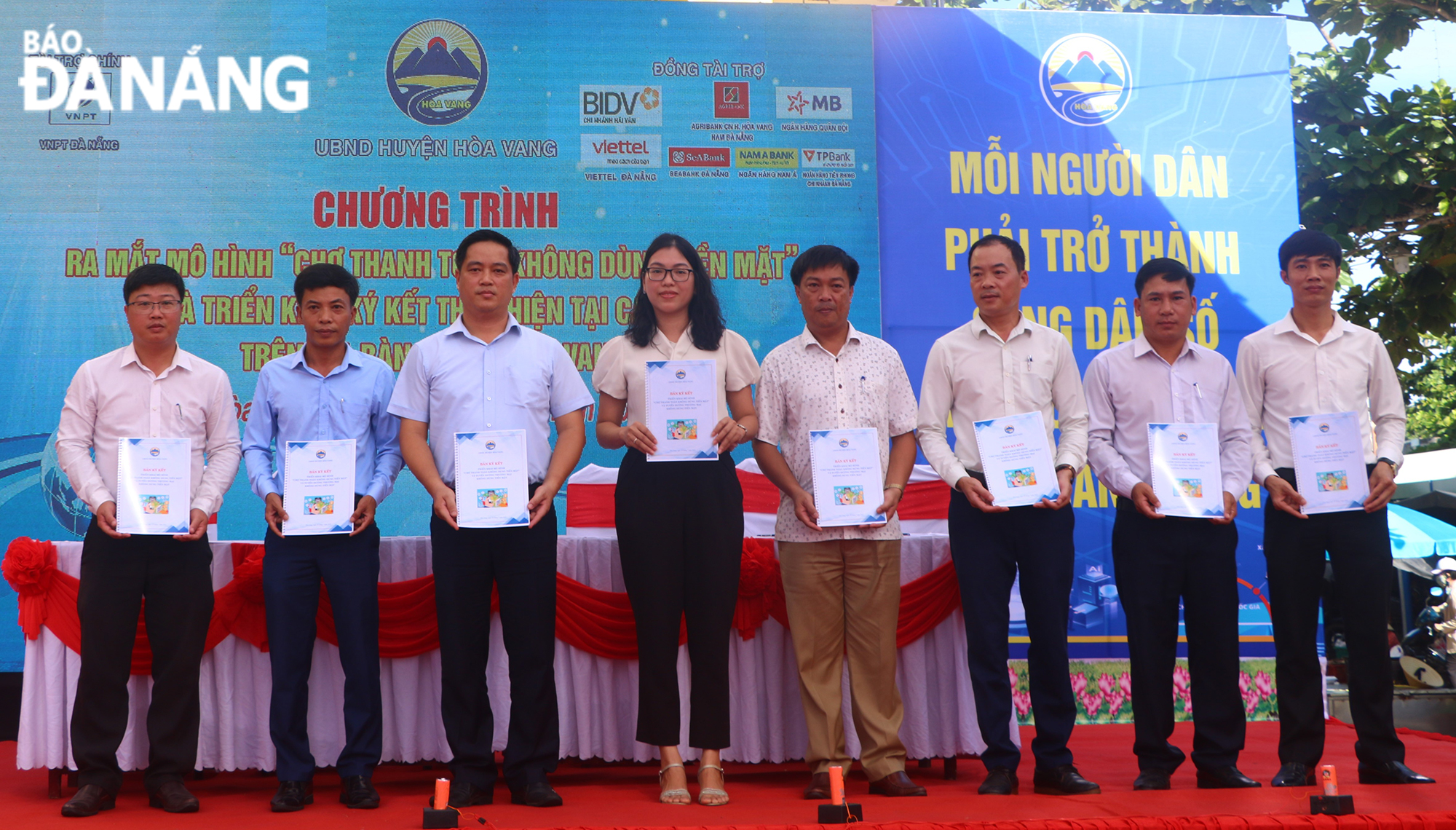 Lãnh đạo UBND các xã trên địa bàn huyện Hòa Vang ký cam kết triển khai mô hình 