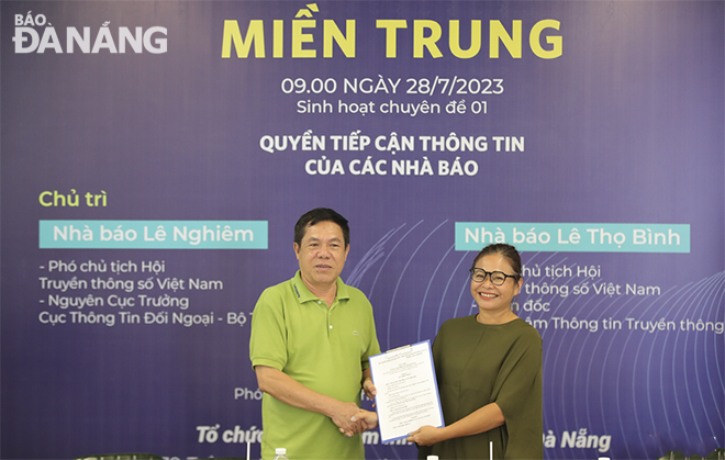 Nhà báo Lê Đức Sảo - Phó Chủ tịch Hội Truyền thông số Việt Nam - trao quyết định thành lập Câu lạc bộ Cafe Số miền Trung và bổ nhiệm bà Ngô Phương Thảo - Phó Giám đốc Trung tâm Thông tin Truyền thông số Việt Nam làm Chủ nhiệm Câu lạc bộ.