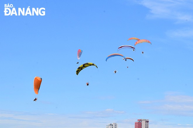 Paragliders compete in the tournament. Photo: P.N