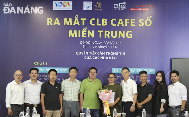 Leaders of the Viet Nam Digital Media Association give congratulatory flowers to representatives of the Central Digital Café Club