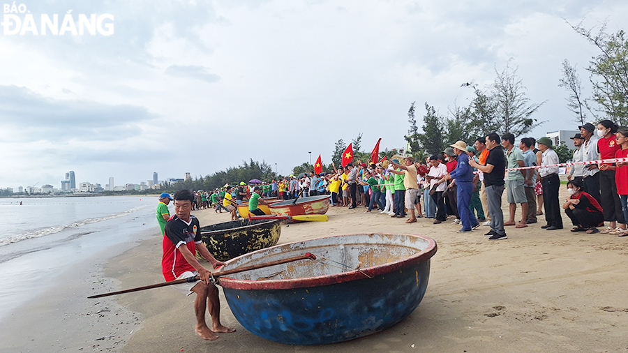 With many years of experience in the sea, fishermen from 3 districts of Son Tra, Thanh Khe and Lien Chieu enthusiastically participated in the coracle-shaking contest.