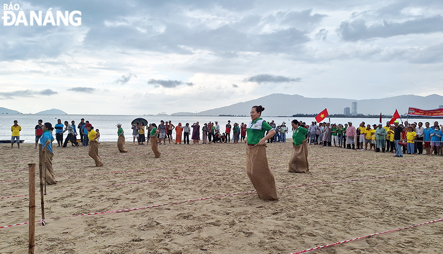 Farmers in the three districts participated in sack jumping on the sand