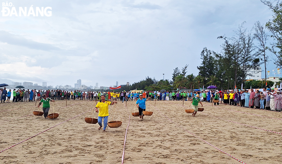 The fish-carrying relay competition with the participation of male and female fishermen took place in the cheers of a large number of locals and tourists.