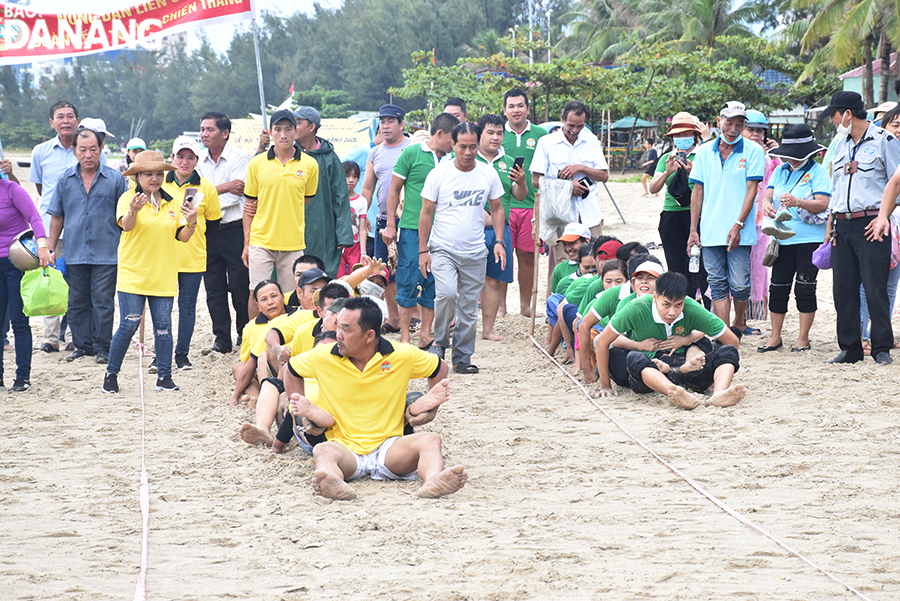 The boat rowing competition on sand requires high teamwork spirit