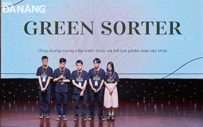 Đội thi Green Sorter trả lời câu hỏi của ban giám khảo. Ảnh: M.Q