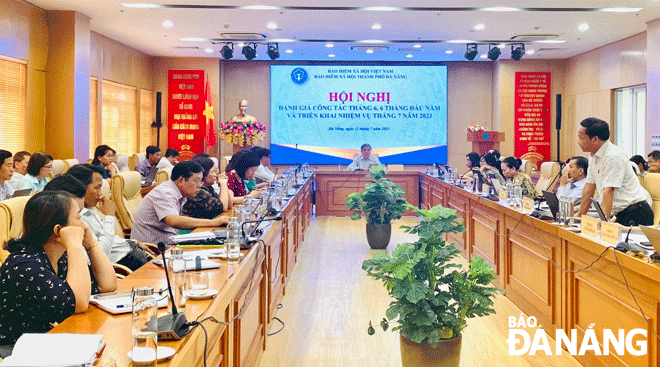 Giám đốc Bảo hiểm xã hội  thành phố Đinh Văn Hiệp (giữa) chủ trì hội nghị triển khai nhiệm vụ 6 tháng cuối năm 2023. Ảnh: N.QUANG